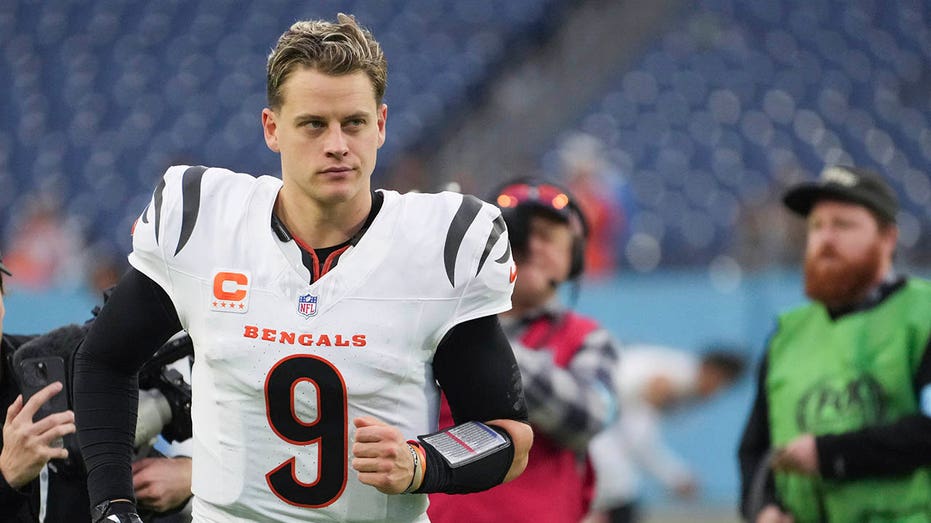 Bengals’ Joe Burrow explains why he opted for samurai sword gifts for teammates: ‘They wanted guns’