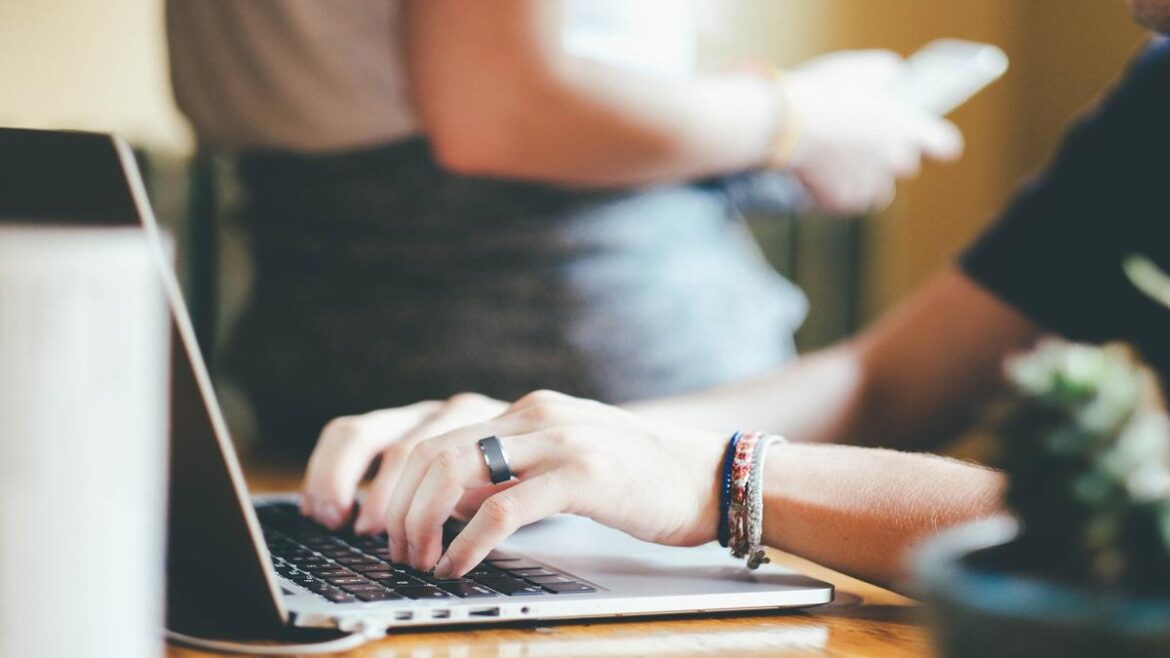 The perfect posture for working in front of the computer and avoiding pain, according to physiotherapists